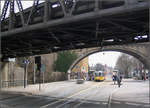 Unter Bahnbrücken -    Straßenbahn in der Haltestelle Nordbahnhof in Stuttgart.