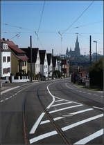 Vom Eselsberg zum Kuhberg -     Ulms neue Straßenbahnlinie 2 im Endspurt: Steigungstrecke zum Eselsberg im Mähringer Weg.