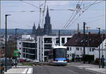 Ulms neue Straßenbahnlinie -    Von der Science City II kommend rollt eine Avenio M-Straßenbahn den steilen Mähringer Weg hinunter in Richtung Innenstadt.