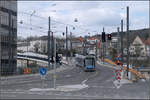 Die Brückenrampe -    Eine Combino-Straßenbahn auf der Ulmer Linie 2 fährt die Rampe von der Kienlesbergbrücke herunter und wird nach der Straßenkreuzung in die Haltestelle