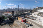 Mit der Straßenbahn über die Bahnbaustelle -     Die Kienlesbergbrücke überbrückt die Gleisanlagen am Nordkopf des Ulmer Hauptbahnhofes.