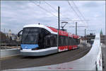 Die neue Ulmer Straßenbahn -    Eine Siemens Avenio M-Straßenbahn auf der Kienlesbergbrücke.