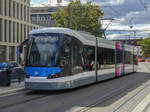 Straßenbahn Ulm Tw 54  Felix Fabri  als Linie 2 zum Science Park II am Theater, 03.10.2019.