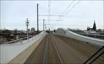 Eine neue schwungvolle Straßenbahnbrücke -    ...