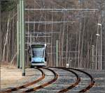 Mit der Straßenbahn nach Ulm-Böfingen -    Ein Combino an der Böfinger Steige unterhalb der Haltestelle Alfred-Delp-Weg.