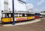 Alt trifft neu: Im Vordergrund der ca. 40 Jahre alte Ulmer Triebwagen Nr. 13 (Typ GT 4 der Maschinenfabrik Esslingen) - dahinter der nagelneue Combino, noch auf dem Spezialtransporter, welcher gerade in die richtige Position fhrt, um den Combino auf die Ulmer Schienen abzulassen.