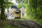 Straßenbahn Woltersdorf- Die Strecke beginnt am S-Bahnhof Rahnsdorf an der Niederschlesisch-Märkischen Bahn, etwa einen Kilometer Luftlinie von der Endhaltestelle Rahnsdorf/Waldschänke der Berliner Straßenbahn entfernt. Die Kuppelendstelle der Woltersdorfer Straßenbahn liegt nördlich der Straße nach Fichtenau.
Aufnahme: 10. Juni 2019.