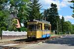 Tw der Woltersdorfer Straßenbahn durchquert Woltersdorf auf den Weg nach Rahnsdorf.