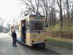 Der Triebwagen 32 steht am 27.03.2002 um 16.39 abfahrtbereit am Bahnhof Rahnsdorf.