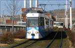 Weniger oder mehr niederflurig -    Die zwei modernen, gestalterisch aber gewöhnungsbedürftige Straßenbahntypen in Würzburg, vorne der GT-E, Hochflurbahn mit Niederflur-Mittelteil,