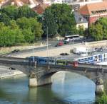 Auf den Wrzburger Straenbahngleisen geht es ziemlich farbenfroh zu.