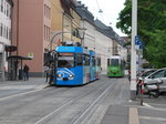 Zwei Straßenbahnen kreuzen sich in der Juliuspromenade in Würzburg in Juli 2016.