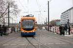 RNV Bombardier Variobahn Wagen 4157 (RNV6) am 15.12.18 in Heidelberg Hbf Südseite hinter einer Absperrung fotografiert wo noch keine Bahnen Fahren und Fußgänger laufen können