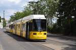 BERLIN, 22.06.2019, Zug Nr. 2220 bei der Pause in der Haltestelle Bahnhof Lichtenberg/Gudrunstraße