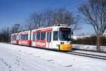 Straßenbahn Mainz / Mainzelbahn: Adtranz GT6M-ZR der MVG Mainz - Wagen 202, aufgenommen im Februar 2020 bei der Talfahrt zwischen Mainz-Lerchenberg und Mainz-Marienborn.