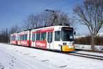 Straßenbahn Mainz / Mainzelbahn: Adtranz GT6M-ZR der MVG Mainz - Wagen 215, aufgenommen im Februar 2020 bei der Talfahrt zwischen Mainz-Lerchenberg und Mainz-Marienborn.