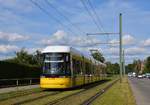 04.09.2017, Berlin, Wartenberger Str. Bombardier Flexity Berlin ZRL #9045 erreicht die Haltestelle Anna-Ebermann-Str. Dieses bild wurde als Test während der Erwartung auf Tatra KT4DM gemacht.