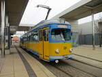 Der Fahrschultriebwagen Tw 521,am 26.April 2022,am Hauptbahnhof in Gotha.