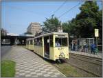Unterwegs auf einer historischen Stadtrundfahrt - eine historische Tram der Rheinbahn mit dem Tw 379 (Baujahr 1950) an der Spitze h�lt am 08.06.2008 an der Haltestelle D�sseldorf-Volksgarten.