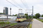 Anlässlich des Stadtteilfests zum 625. Bestehen von Düsseldorf-Hamm richtete die Rheinbahn am 9.6.2019 einen Shuttleverkehr mit historischen Fahrzeugen ein. Hier ist der ehemalige Neusser Sechsachser 2701 kurz vor der Haltestelle Hammer Dorfstraße zu sehen.