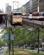 Die Heinrich-Heine-Allee in Düsseldorf 1988 und 2010: Anfang 1988 hält der auf der Linie 710 eingesetzte GT8 2862 an der Haltestelle Heinrich-Heine-Allee, gegenüber eine