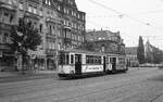 Nürnberg-Fürther Straßenbahn__Tw 927 [DUEWAG 1940] mit Bw in der Fürther Str. nach Fürth Hauptbahnhof unterwegs. Hinter dem Bw der Betriebshof 'Maximilianstr.' mit der ehemaligen Direktions-Villa aus der Pferdebahnzeit.__15-06-1976