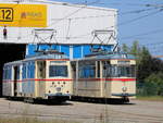 Triebwagen 46 sowie der Gelenktriebwagen des Typs G4 waren am Mittag des 15.08.2020 vor dem Depot 12 in Rostock-Marienehe.