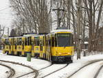 BVG Berlin, KT4D Nr. 6113 mit 6092 in der Wendeschleife der Station S-Bahnhof Schöneweide am 09. Februar 2021 als Linie M 17.