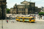 Eine unbekannte Traktion aus Tatra T4DM der Dresdner Verkehrsbetriebe fuhr am 28.5.2002 als  Studentenshuttle  der Linie E3 über den Theaterplatz in Dresden.