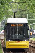 BERLIN, 23.06.2017, Straßenbahnzug 4023 als Linie M10 nach S+U Warschauer Straße bei der Einfahrt in die Haltestelle Arnswalder Platz