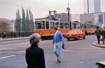 Entschuldigung für das Chaos vor der Straßenbahn! Der Straßenbahnzug des Typs Tatra fährt hier im Ostteil der Stadt, auf der Weidendammer Brücke.