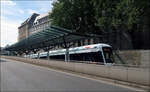 Schräger Anschnitt einer Variobahn - 

... an der Haltestelle Bochum Rathaus.

22.08.2023 (M)