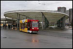 Trambahn Wagen BSVG 0752 fährt hier am am 6.1.2021 um 15.47 Uhr vom Bahnhofsvorplatz in Braunschweig ab.