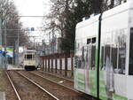 Das Straßenbahnen auf Sicht fahren, ob alt oder neu oder im Mix, sah man am 18.03.2023 in Dessau, als ein NGT6DE dem historischen Wagen 30 auf der Linie 1 Richtung Dessau-Süd folgte.