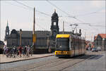 Die Straßenbahn im schönen Dresden -     Tram der Linie 4 auf der Augustusbrücke mit dem Oberlandesgericht im Hintergrund.