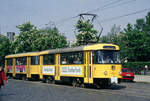 14. Mai 1992. Dresden, Haltestelle Wintergartenstraße am Krankenhaus St.Joseph-Stift. der Tatra-Tw 222 632 führt einen Zug der Linie 4 nach Johannstadt.