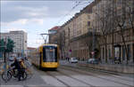 Eine neue Gelbe für Dresden -     Der NGT DXDD, gebaut von Alsthom, hat für Dresden eine ungewöhnliche Breite von 2,65 m.