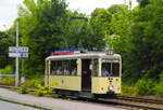 Wagen 17 der ehemaligen Straßenbahn der Stadt Neuss, jetzt im Museumsbestand der Düsseldorfer Rheinbahn, hat seine Fahrt von der Neusser Stadthalle zum Schloss Benrath im Düsseldorfer