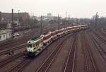 Bereits zum zweiten Mal wurden am 26.3.1997 in Frankfurt-Ost ausgemusterte L-Züge (5 Trieb- und 5 Beiwagen) nach Rumänien verladen.