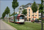 Die Straßenbahn in Freiburg-Rieselfeld -    Die Straßenbahntrasse folgt der Rieselfeldallee mittig durch das Wohngebiet.