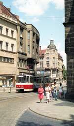 Straßenbahn Görlitz, Niederschlesien__Und weiter geht die Fahrt entlang der Altstadt: Tw der Linie 2 ist vom Demianiplatz rechts in die Straße 'An der Frauenkirche'