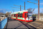 Der für die S-Bahn Mitteldeutschland werbende Wagen 632 (Duewag/Siemens MGT6D) windet sich zusammen mit Wagen 631 durch die baustellenbedingte S-Kurve an der Elisabethbrücke in Halle
