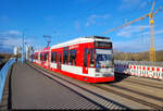 Duewag/Siemens MGT6D, Wagen 609 und 602, sind unterwegs auf der Elisabethbrücke in Halle (Saale).