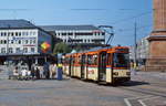 Im Sommer 1986 steht Tw 7603 der Straßenbahn Darmstadt als Linie 9 abfahrbereit am Luisenplatz in Richtung Böllenfalltor, der Triebwagen wurde inzwischen nach Iasi/Rumänien abgegeben