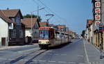 Auf dem Weg von Arheiligen nach Alsbach fährt Tw 8210 der Straßenbahn Darmstadt im Sommer 1986 das eingleisige Streckenstück in der Frankfurter Landstraße entlang