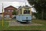 Von der einstigen Straßenbahn Staßfurt zeugt heute nur noch der Triebwagen 20 vom Typ LOWA ET50 am Gebäude der Stadtwerke im Athenslebener Weg.