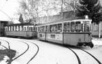 END__Je ein Vertreter der beiden dort eingesetzten Fahrzeuggenerationen : Bw 36 [ME 1958] und Tw 8 [ME 1929] vor den Wagenhallen in Nellingen am 29.12.1976.