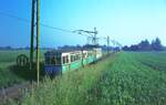 END Straßenbahn Esslingen-Nellingen-Denkendorf__3-Wagenzug verläßt gerade die Haltestelle 'Im Häusle' am Ortsrand von Neuhausen Richtung Nellingen.__09-06-1976