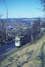 END Straßenbahn Esslingen-Nellingen-Denkendorf_Die aber auch nach Scharnhausen und Neuhausen fuhr.__Neubau-Tw 12 [ME 1958] kurz vor der Ausweichhaltestelle 'Zollberg'.