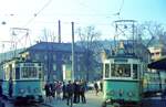END Straßenbahn Esslingen-Nellingen-Denkendorf__Nachmittags-Betrieb vor dem Bahnhof Esslingen. Ein Solo-Tw 3 {ME 1926] zum Zollberg und Tw 10 [ME 1942] mit Bw nach Neuhausen warten in der Wendeschleife auf ihre Abfahrt.__18-06-1976